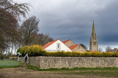 Laughton-on-le-Morthen, Rotherham, Güney Yorkshire çevresindeki 'Kapı Adımları' yaklaşık 8 km uzunluğunda ve All Saints Kilisesi ve yeşillik manzarası içeriyor..