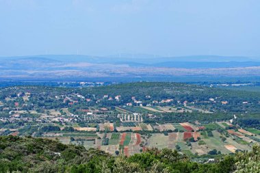 Dalmaçya 'daki Vrana Gölü Hırvatistan' ın en büyük gölüdür. Hırvatistan 'da bir çeşit korunan, belirlenmiş bir doğa parkı. Benkovac, Pirovac, Pakotane, Stankovci ve Tisno şehirleri arasında yer almaktadır..