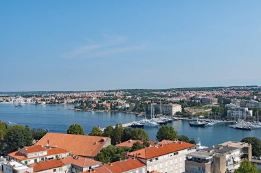 Hırvatistan 'ın Zadar Eski Kenti' ndeki St. Anastacia Katedrali 'nin manzaraları açık bir yaz gününde yoğun ve nefes kesici..