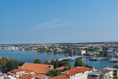 Hırvatistan 'ın Zadar Eski Kenti' ndeki St. Anastacia Katedrali 'nin manzaraları açık bir yaz gününde yoğun ve nefes kesici..