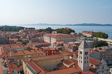 Hırvatistan 'ın Zadar Eski Kenti' ndeki St. Anastacia Katedrali 'nin manzaraları açık bir yaz gününde yoğun ve nefes kesici..