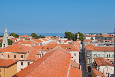 Hırvatistan 'ın Zadar Eski Kenti' ndeki St. Anastacia Katedrali 'nin manzaraları açık bir yaz gününde yoğun ve nefes kesici..