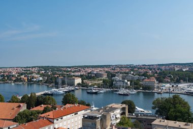 Hırvatistan 'ın Zadar Eski Kenti' ndeki St. Anastacia Katedrali 'nin manzaraları açık bir yaz gününde yoğun ve nefes kesici..