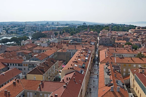 クロアチアのザダル旧市街にある聖アナスタシア大聖堂からの眺めは 夏の晴れた日に広範かつ息をのむほどです — ストック写真