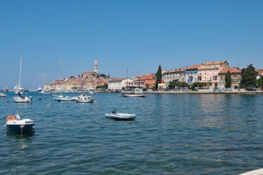 Rovinj, resmi olarak Hırvatistan 'ın batısındaki Istria County' de yer alan dokuz yerleşim bölgesinden biri. Ocak 'ta ortalama 4.8 C (40.6 F) ve Temmuz' da 22.3 C (72.1 F) ile nemli bir astropikal iklime sahiptir (Kppen: Cfa).. 