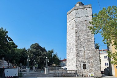 Zadar, sürekli olarak yaşayan en eski Hırvat kentidir. Adriyatik Denizi 'nde Ravni Kotari bölgesinin kuzeybatısında yer almaktadır. Zadar, Zadar County ve daha geniş kuzey Dalmaçya bölgesinin merkezi konumundadır..