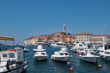 Rovinj, resmi olarak Hırvatistan 'ın batısındaki Istria County' de yer alan dokuz yerleşim bölgesinden biri. Ocak 'ta ortalama 4.8 C (40.6 F) ve Temmuz' da 22.3 C (72.1 F) ile nemli bir astropikal iklime sahiptir (Kppen: Cfa).. 