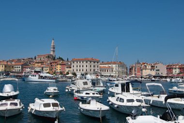 Rovinj, resmi olarak Hırvatistan 'ın batısındaki Istria County' de yer alan dokuz yerleşim bölgesinden biri. Ocak 'ta ortalama 4.8 C (40.6 F) ve Temmuz' da 22.3 C (72.1 F) ile nemli bir astropikal iklime sahiptir (Kppen: Cfa).. 