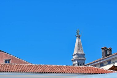 Rovinj, resmi olarak Hırvatistan 'ın batısındaki Istria County' de yer alan dokuz yerleşim bölgesinden biri. Ocak 'ta ortalama 4.8 C (40.6 F) ve Temmuz' da 22.3 C (72.1 F) ile nemli bir astropikal iklime sahiptir (Kppen: Cfa).. 