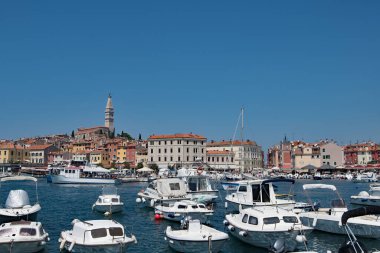 Rovinj, resmi olarak Hırvatistan 'ın batısındaki Istria County' de yer alan dokuz yerleşim bölgesinden biri. Ocak 'ta ortalama 4.8 C (40.6 F) ve Temmuz' da 22.3 C (72.1 F) ile nemli bir astropikal iklime sahiptir (Kppen: Cfa).. 