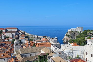 Dubrovnik, Hırvatistan 'ın güneyinde Adriyatik Denizi kıyısında bir şehirdir. Kent Akdeniz 'in en önemli turizm merkezlerinden biri, bir liman ve Dubrovnik-Neretva İlçesinin merkezidir. Şehir bir UNESCO Dünya Mirası sahası. 