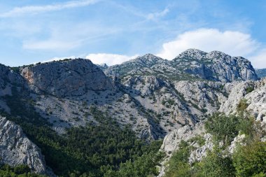 Paklenica karst nehir kanyonu Hırvatistan 'da bir ulusal parktır. Kuzey Dalmaçya 'daki Starigrad yakınlarında, Zadar yakınlarındaki Velebit dağının güney yamaçlarında yer alır. Sergide Mala (Küçük) ve Velika (Büyük) Paklenica olmak üzere iki kanyon yer alıyor.. 