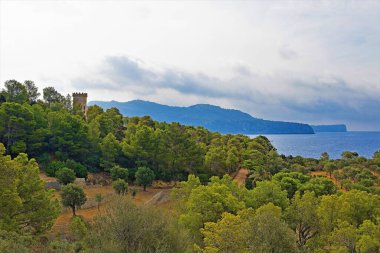 Dragonera, İber Yarımadası 'nın güneybatı-kuzeydoğusunda yer alan jeolojik sistemin bir parçasıdır. Malaga eyaletinden Cap de la Nau üzerinden geçer ve daha sonra Akdeniz 'in altına batar. Eşsiz eşyalar ve vahşi yaşam barındırıyor..