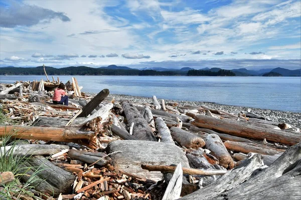 夸拉岛 Quadra Island 是发现群岛 Discovery Islands 的中央社区 是位于温哥华岛和加拿大不列颠哥伦比亚省之间的内通道航道沿线的一个小岛群 夸德拉是一个生机勃勃 紧密团结的社区的家园 — 图库照片