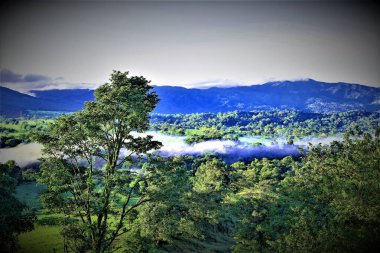 Arenal Volcano (İspanyolca: Volcn Arenal), San Jos 'un 90 km (56 mi) kuzeybatısında, Alajuela, San Carlos kantonu ve La Fortuna ilçesinde faal bir andeztik stratovolcano..
