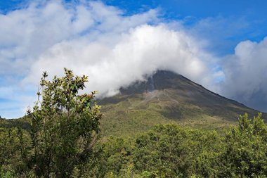 Arenal Volcano (İspanyolca: Volcn Arenal), San Jos 'un 90 km (56 mi) kuzeybatısında, Alajuela, San Carlos kantonu ve La Fortuna ilçesinde faal bir andeztik stratovolcano..