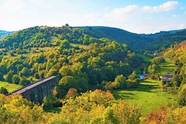 Access the Monsal trail at Hassop Station, turn right and under the road bridge. Continue past Longstone Station, Headstone Tunnel, the Monsal Viaduct, and two shorter tunnels before reaching Millers Dale Station. Pass Chee Tor to the end. clipart