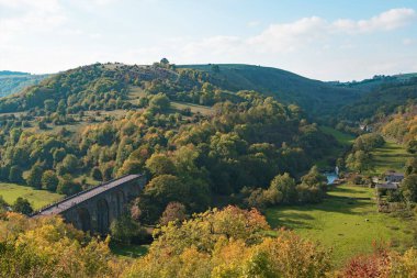Hassop İstasyonu 'ndaki Monsal yoluna gir, sağa dön ve yol köprüsünün altından geç. Longstone İstasyonu 'nu, Mezar Taşı Tüneli' ni, Monsal Viyadük 'ü ve Millers Dale İstasyonu' na varmadan önce iki kısa tüneli geçerek devam edin. Chee Tor 'u sonuna kadar uzat.