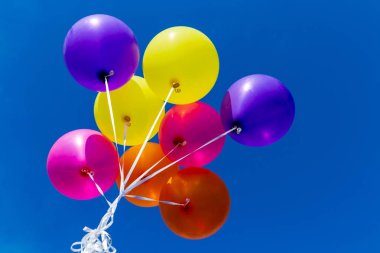 Arka planda çok renkli balonlar. Blue Sky arka planında balonlar. Doğum günü, kutlama ve parti dekorasyonu konsepti..