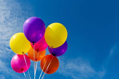 Arka planda çok renkli balonlar. Blue Sky arka planında balonlar. Doğum günü, kutlama ve parti dekorasyonu konsepti..