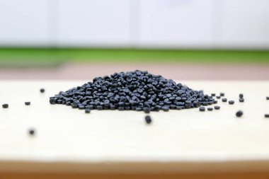 Plastik polimer granüllere yakın çekim. Tahta üzerine polimer topaklar 