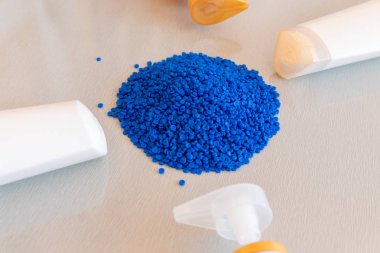 Plastik polimer granüller ve plastik şişe yakın çekim. Polimer