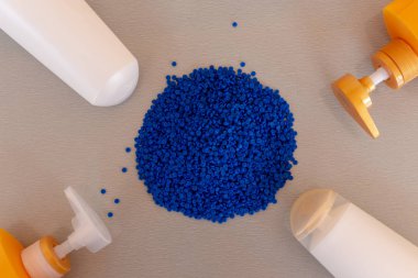 Plastik polimer granüller ve plastik şişe yakın çekim. Polimer
