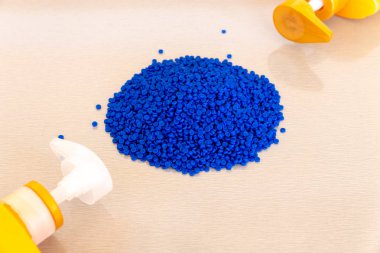 Plastik polimer granüller ve plastik şişe yakın çekim. Polimer