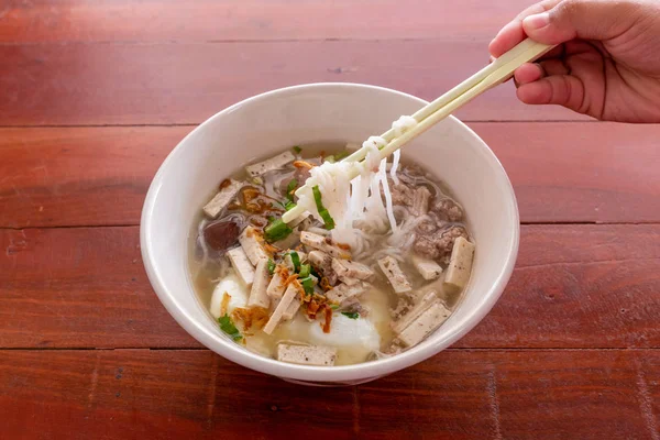 나무 탁자 위의 국수. 맛있는 국수, 태국 음식 메뉴. — 스톡 사진