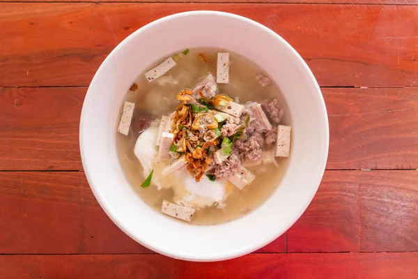 나무 탁자 위의 국수. 맛있는 국수, 태국 음식 메뉴. — 스톡 사진