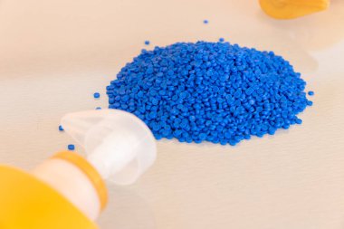 Plastik polimer granüller ve plastik şişe yakın çekim. Polimer