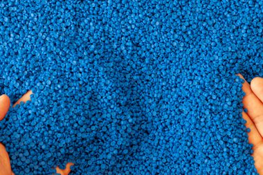 Plastik polimer granüllerin yakın çekim. el tutma Polimer peletler.