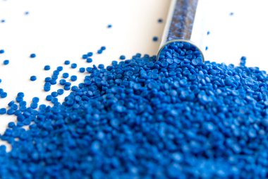 Plastik polimer granüllerin yakın çekim. el tutma Polimer peletler.