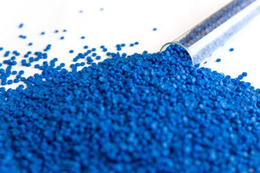 Plastik polimer granüllerin yakın çekim. el tutma Polimer peletler.