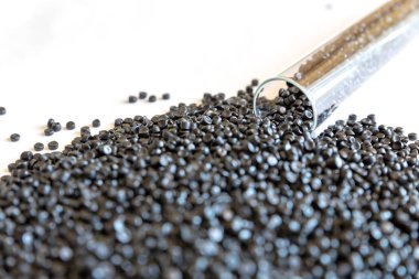 Plastik polimer granüllerin yakın çekim. el tutma Polimer peletler.