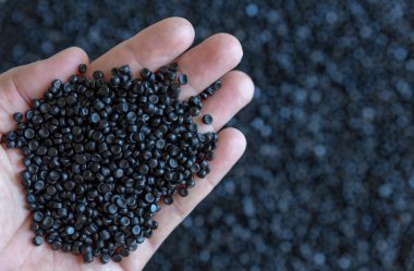 Plastik polimer granüllerin yakın çekim. el tutma Polimer peletler.