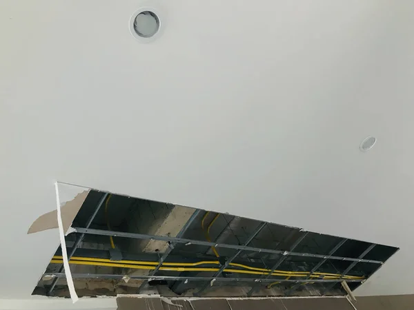 Los paneles de techo dañaron el agujero en el techo de la casa. El techo es hermano — Foto de Stock