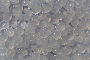 Plastik polimer granüllerin yakın çekim. el tutma Polimer peletler.