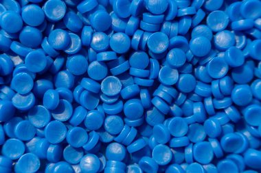 Plastik polimer granüllerin yakın çekim. el tutma Polimer peletler.