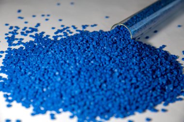 Plastik polimer granüllerin yakın çekim. el tutma Polimer peletler.