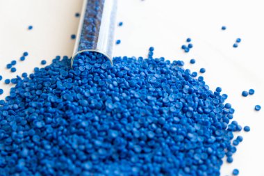 Plastik polimer granüllerin yakın çekim. el tutma Polimer peletler.