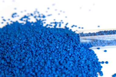 Plastik polimer granüllerin yakın çekim. el tutma Polimer peletler.