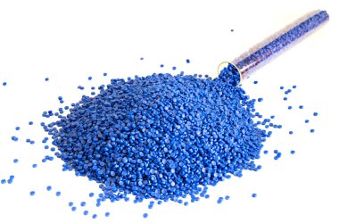 Plastik polimer granüllere yakın çekim. Polymer topaklarıyla el ele tutuşun. Polimer plastik. bileşik polimer.