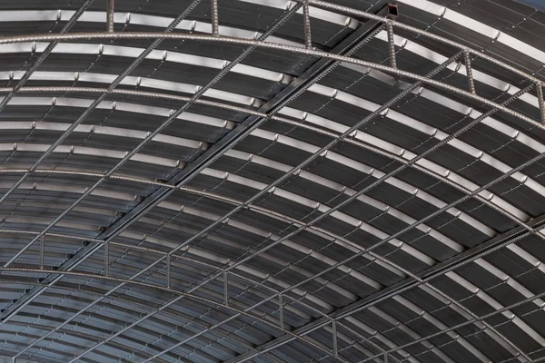 Střešní střecha průmyslová, střešní konstrukce průmyslového stavitelství. — Stock fotografie