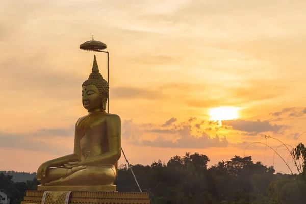 Sonnenuntergang in Thailand, Buddha im Buddhismus-Tempel. großer goldener Buddh — Stockfoto