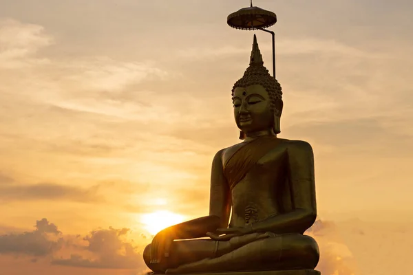 Sonnenuntergang in Thailand, Buddha im Buddhismus-Tempel. großer goldener Buddh — Stockfoto