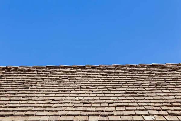 Taket och himlen. Trävägg kombineras med många träplattor. trä — Stockfoto