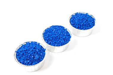 Plastik polimer granüllere yakın çekim. Polimer topaklar. Polimer plastik. bileşik polimer. Naylon poşet yapımında kullanılan plastik boncuklar..