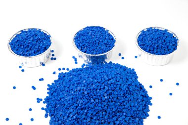 Plastik polimer granüllere yakın çekim. Polimer topaklar. Polimer plastik. bileşik polimer. Naylon poşet yapımında kullanılan plastik boncuklar..