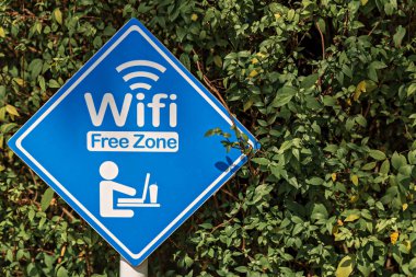 Bedava Wi-Fi kullanmak için bir işaret. Doğa Ba 'da kablosuz internet işareti